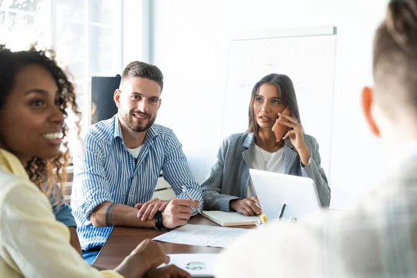 Full Koncentration Arbetet Grupp Unga Affärsmän Som Arbetar Och Kommunicerar — Stockfoto