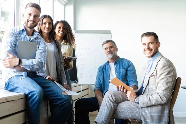 Schöne Geschäftsleute Benutzen Gadgets Reden Und Lächeln Während Der Konferenz — Stockfoto