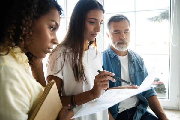 Lluvia de ideas Discusión Concepto del Plan de Comunicación. Gente de negocios reflexiva mirando documentos y discutiendo — Foto de Stock