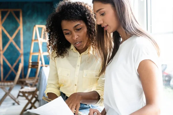 Dos mujeres de negocios teniendo reunión informal en la oficina moderna — Foto de Stock