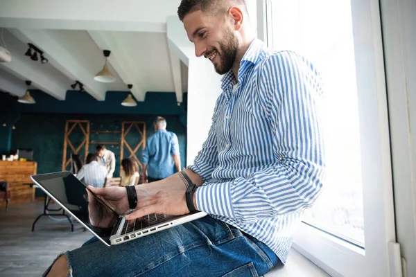 Man Bekerja di Laptop Di Kantor Kontemporer — Stok Foto