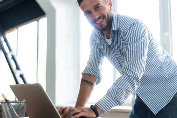 Man Bekerja di Laptop Di Kantor Kontemporer — Stok Foto