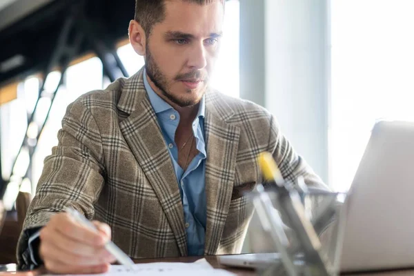 Mann arbeitet am Laptop im modernen Büro — Stockfoto