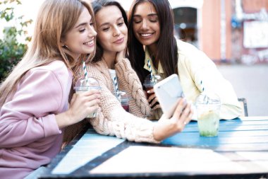 Yaz partisi. Kafedeki arkadaşlar kokteyl içip eğleniyorlar.