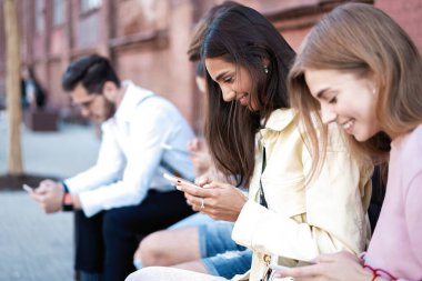 Milenyum tarzı. Akıllı telefonları olan, mesajları okuyan, sosyal ağlarda paylaşan insanlar. Genç kullanıcılarla teknoloji geliştirme kavramı