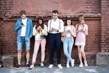 Milenyum tarzı. Akıllı telefonları olan, mesajları okuyan, sosyal ağlarda paylaşan insanlar. Genç kullanıcılarla teknoloji geliştirme kavramı