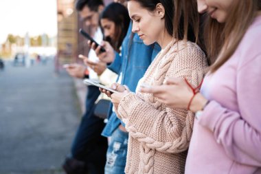 Milenyum tarzı. Akıllı telefonları olan, mesajları okuyan, sosyal ağlarda paylaşan insanlar. Genç kullanıcılarla teknoloji geliştirme kavramı