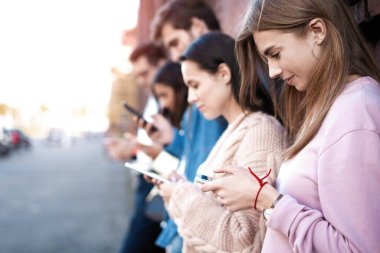 Milenyum tarzı. Akıllı telefonları olan, mesajları okuyan, sosyal ağlarda paylaşan insanlar. Genç kullanıcılarla teknoloji geliştirme kavramı