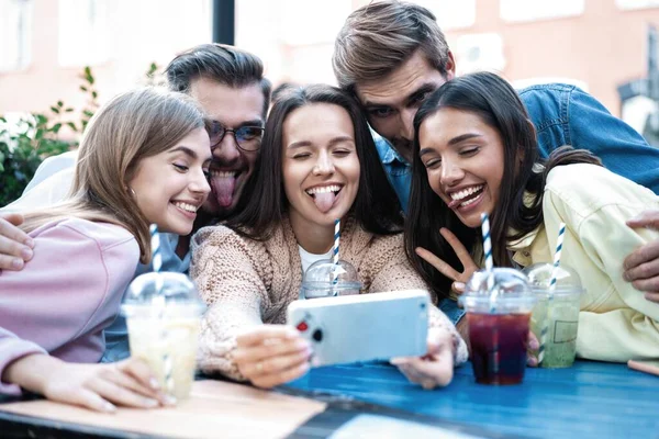 Sommerfest Freunde Café Trinken Cocktails Und Haben Spaß — Stockfoto