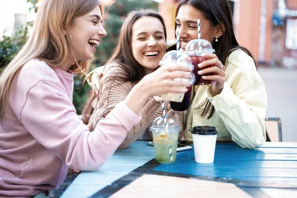 Fiesta Verano Amigos Cafetería Bebiendo Cócteles Divirtiéndose — Foto de Stock