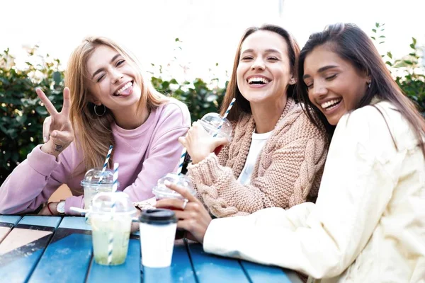 Sommerfest Freunde Café Trinken Cocktails Und Haben Spaß — Stockfoto