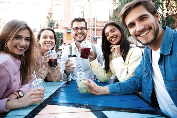 Sommerfest Freunde Café Trinken Cocktails Und Haben Spaß — Stockfoto