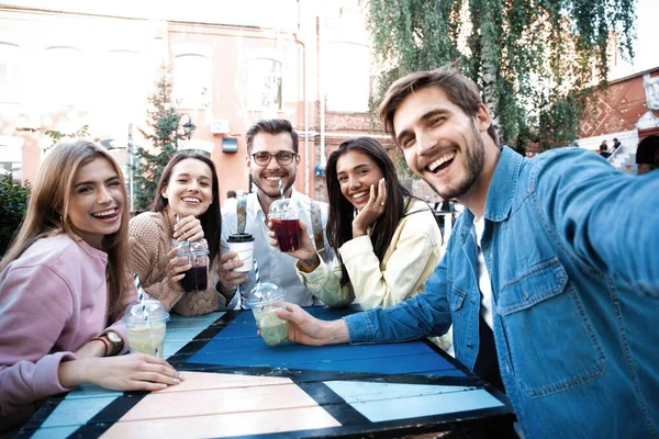 Letnie Przyjęcie Przyjaciele Kawiarni Piją Drinki Dobrze Się Bawią — Zdjęcie stockowe