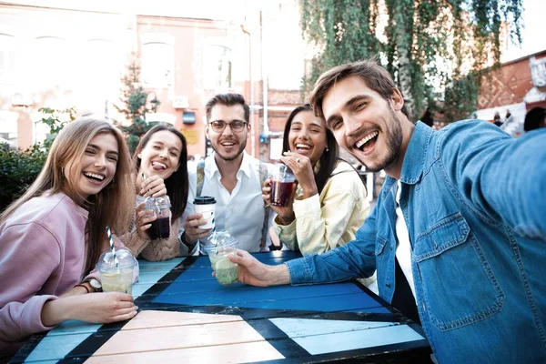 Fiesta Verano Amigos Cafetería Bebiendo Cócteles Divirtiéndose —  Fotos de Stock