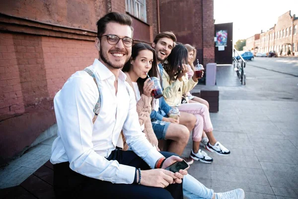 Styl Millennials Lidé Sedící Chytrými Telefony Čtou Vzkazy Posílají Příspěvky — Stock fotografie