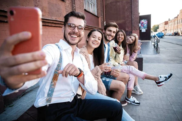 Concept Été Vacances Vacances Bonheur Groupe Amis Prenant Selfie Avec — Photo