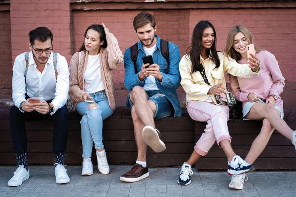 Moderne Generation Gruppe Junger Leute Die Geräte Benutzen Sitzen Auf — Stockfoto