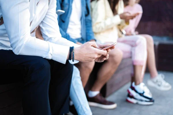 Estilo Millennials Personas Sentadas Con Smartphones Leyendo Mensajes Mensajes Redes — Foto de Stock