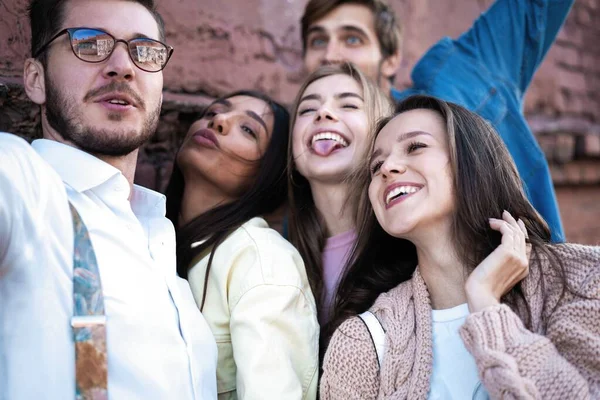 Concept Été Vacances Vacances Bonheur Groupe Amis Prenant Selfie Avec — Photo