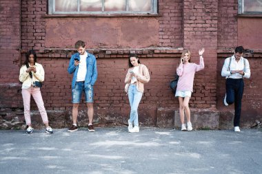 Milenyum tarzı. Akıllı telefonları olan, mesajları okuyan, sosyal ağlarda paylaşan insanlar. Genç kullanıcılarla teknoloji geliştirme kavramı