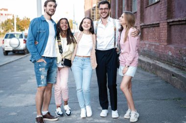 Bir grup genç birlikte dışarıda eğleniyor. Şehir yaşam tarzı ve parti konsepti