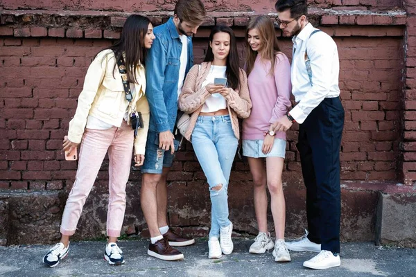 Stile Millennials Persone Piedi Con Smartphone Messaggi Lettura Post Sui — Foto Stock