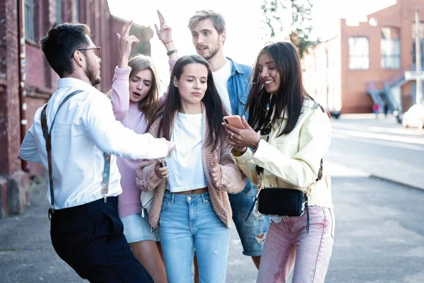 Amigos Felices Divirtiéndose Caminando Centro Ciudad Aire Libre Jóvenes Millennials — Foto de Stock