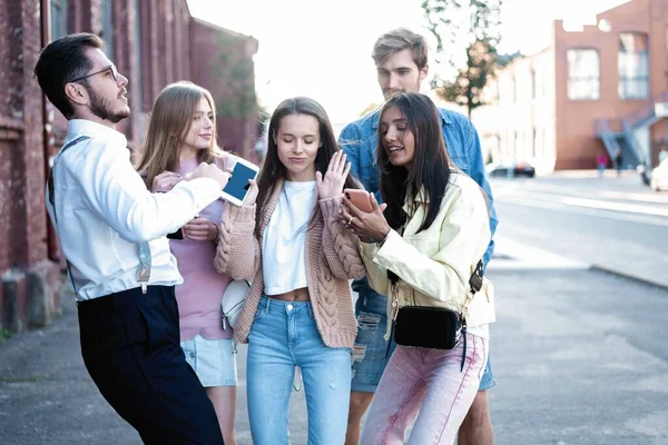 Glückliche Freunde Haben Spaß Beim Spazierengehen Der Innenstadt Junge Millennials — Stockfoto