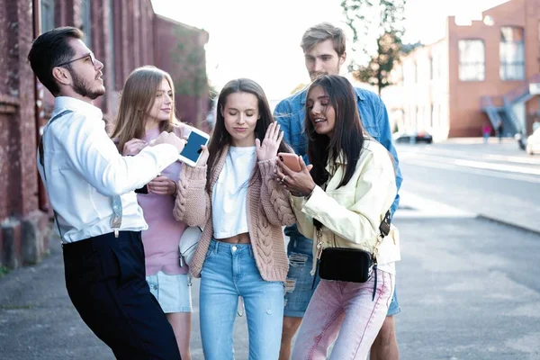 Des Amis Heureux Amusent Marcher Sur Centre Ville Rue Plein — Photo