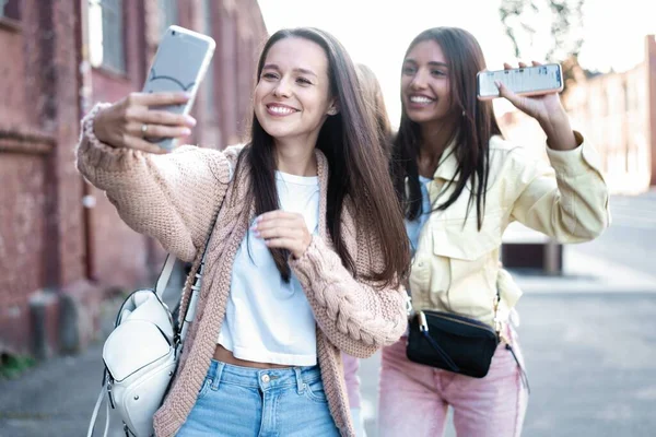 Kobiety Robiące Selfie Dwie Atrakcyjne Młode Kobiety Robiące Selfie Uśmiechnięte — Zdjęcie stockowe