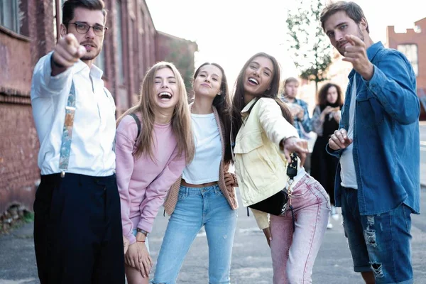 Grupo Jóvenes Divirtiéndose Juntos Aire Libre Ciudad Estilo Vida Concepto — Foto de Stock