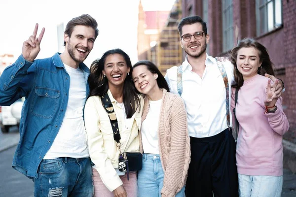 Gruppo Giovani Che Divertono Insieme All Aperto Stile Vita Cittadino — Foto Stock