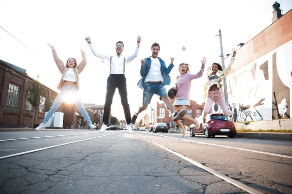 Gruppe Junger Leute Die Zusammen Freien Vor Urbanem Hintergrund Spaß — Stockfoto