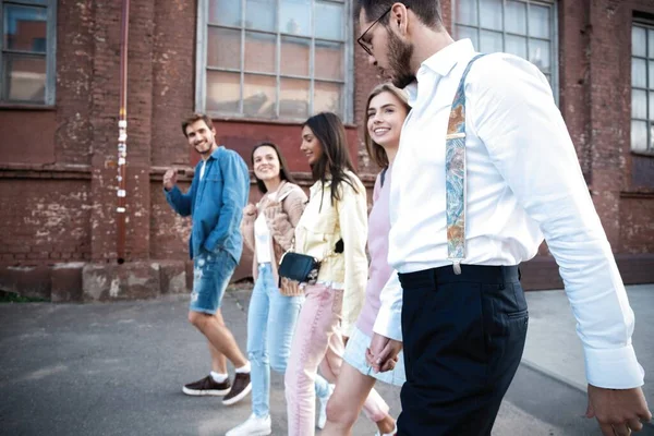Bir Grup Mutlu Genç Arkadaş Birlikte Yürüyor Şehirde Eğleniyorlar — Stok fotoğraf