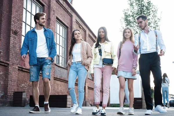 Gruppo Giovani Amici Felici Che Camminano Insieme Divertendosi Strada — Foto Stock