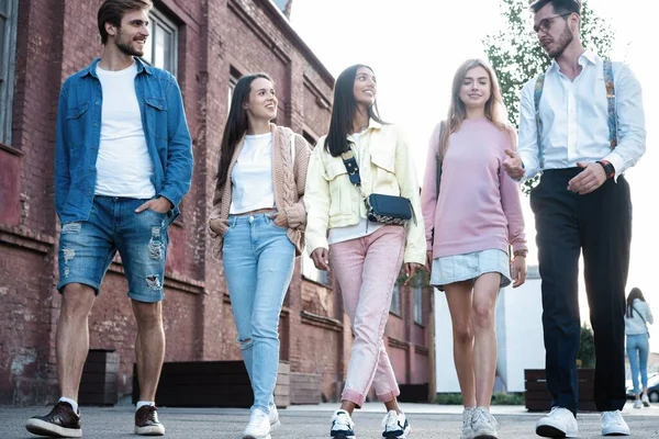 Grupo Jovens Amigos Felizes Andando Juntos Divertindo Rua Cidade — Fotografia de Stock