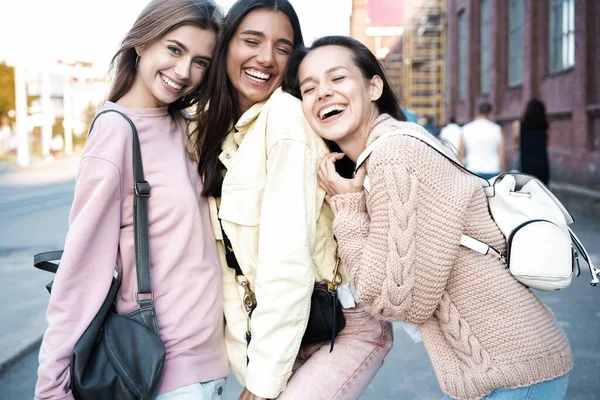 Außenaufnahmen Von Drei Jungen Frauen Die Sich Auf Der Straße — Stockfoto