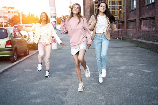 Außenaufnahmen Von Drei Jungen Frauen Die Sich Auf Der Straße — Stockfoto