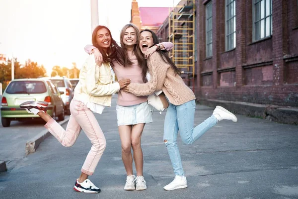 三个年轻女子在城市街道上玩乐的户外镜头 在城市里享受一天的女性朋友 — 图库照片