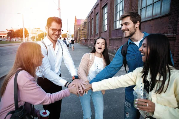 朋友们聚集在户外 快乐的年轻人在一起欢欢喜喜地参加庆祝活动 伙伴关系和年轻人生活方式的概念 — 图库照片