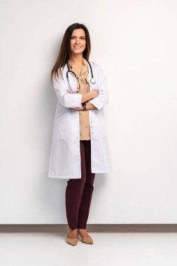 Genç, zeki ve profesyonel doktor beyazda izole edilmiş.