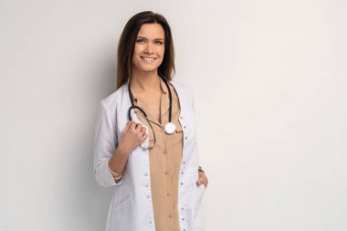 Genç, zeki ve profesyonel doktor beyazda izole edilmiş.