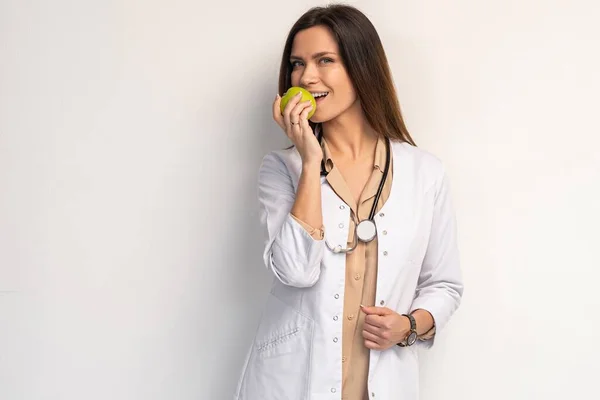 Médico Médico Mulher Sorriso Com Estetoscópio Segurar Dreen Maçã Fresca — Fotografia de Stock