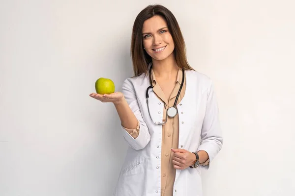 Médecin Médecin Femme Sourire Avec Stéthoscope Tenir Dreen Pomme Fraîche — Photo