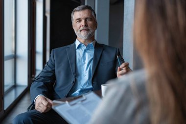 Yetişkin bir iş adamının kadın röportajı..