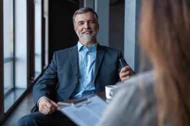 Yetişkin bir iş adamının kadın röportajı..