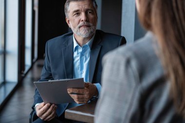 Yetişkin bir iş adamının kadın röportajı..