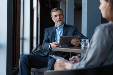 Yetişkin bir iş adamının kadın röportajı..