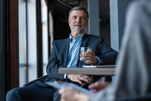 Beeld van volwassen zakenman interviewen vrouw. — Stockfoto