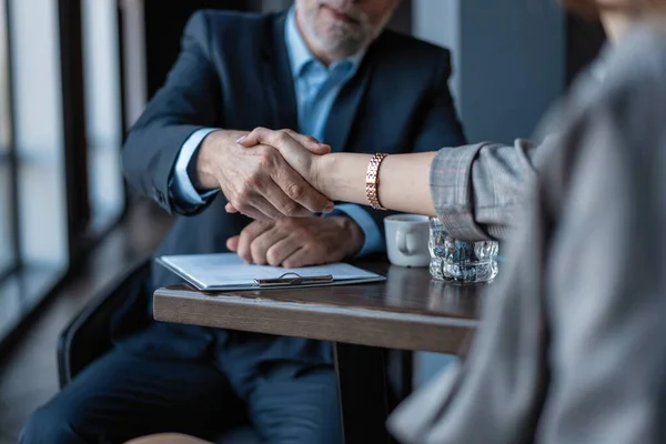 Glad rekrytering chef gratulerar kvinnliga lediga kandidaten, skakar hand. Nytt arbetssätt — Stockfoto